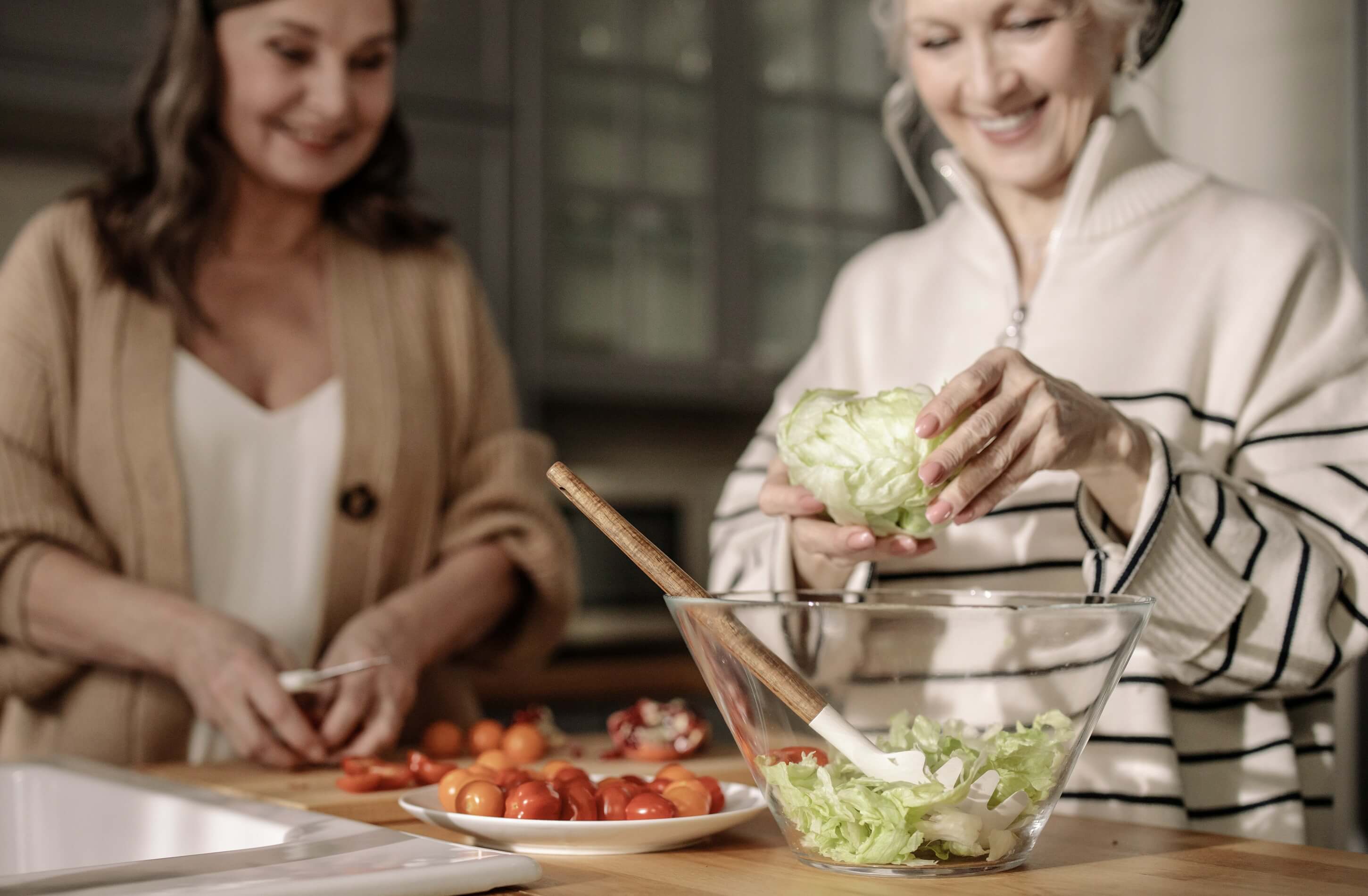 Kvinder forbereder salat