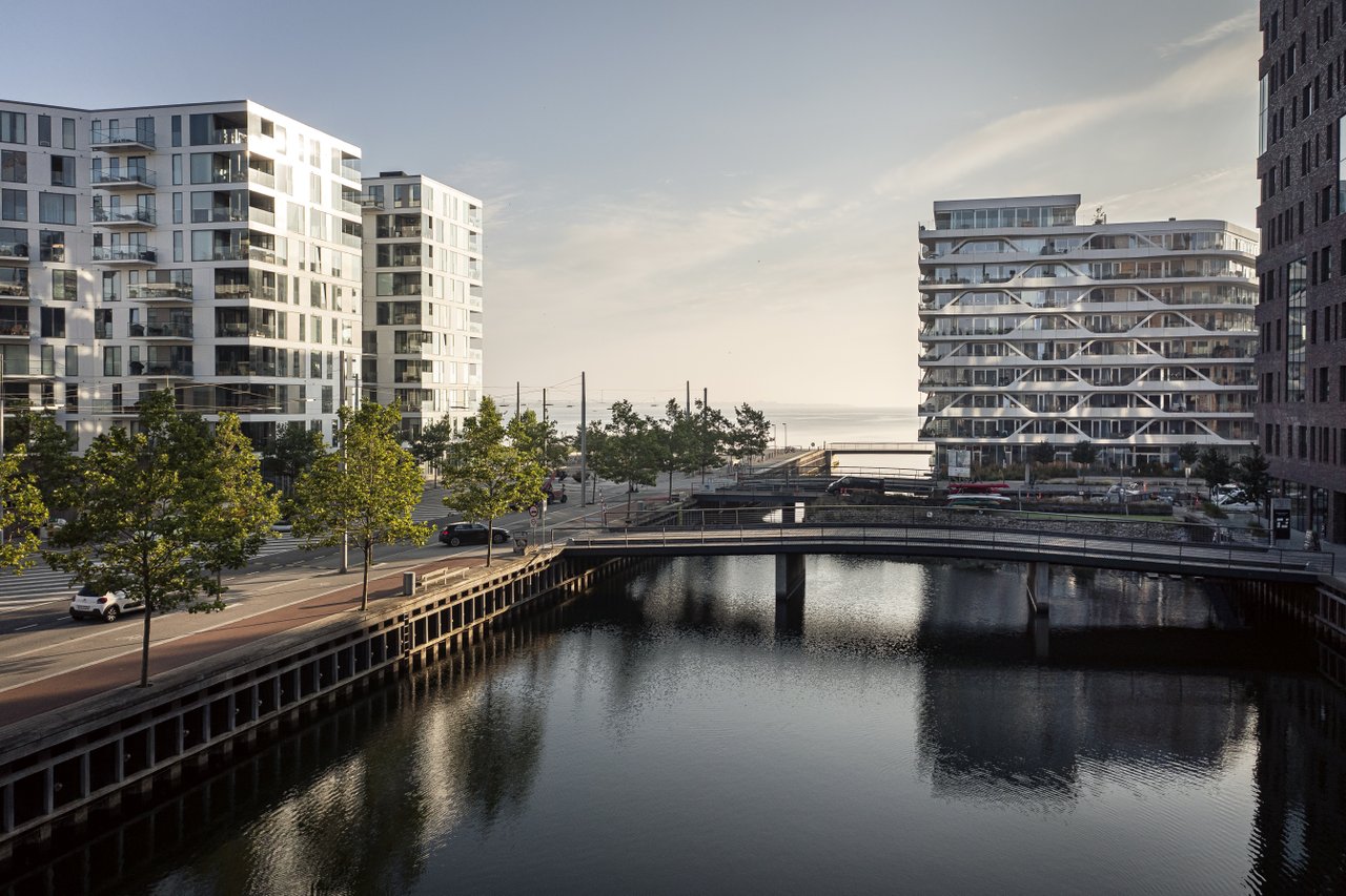 Udsigt over kanaler og bygninger på Aarhus Ø